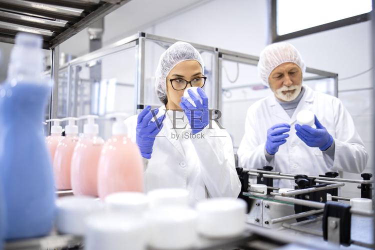 匠心守护 化妆品工厂里那场关于气味的